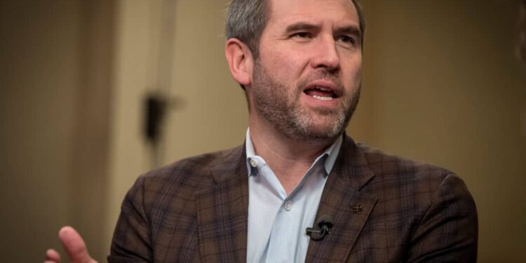 Crypto Analyst Challenges Ripple’s CEO Take on Strategy: ‘Two Giants, Same Model’