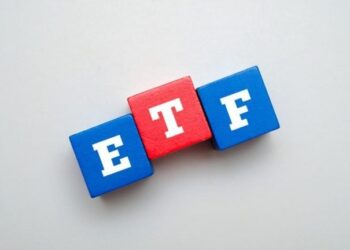 Bitcoin ETFs Lose $696 Million as Blackrock and Fidelity Lead Broad Crypto Selloff