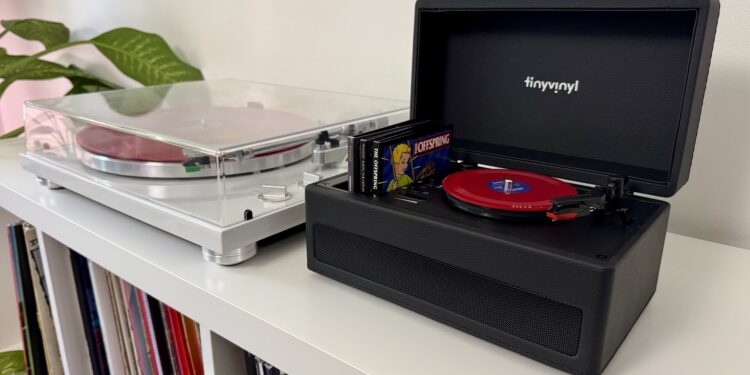 Hands-on with Tiny Vinyls new tiny record player