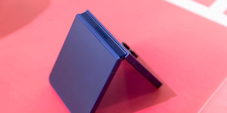 Samsung Galaxy Z Flip 8 leaks, looks very familiar