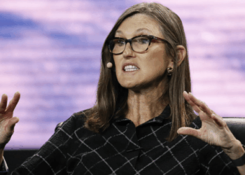 ARK Buys the Dip on Musk’s SpaceX for $20.5 Million While Cathie Wood Trims Robinhood Stake