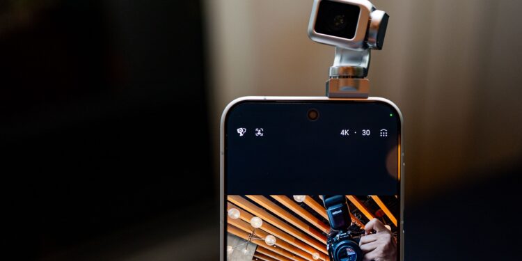Honor’s Robot Phone Has a Gimbal-Powered Camera for Vloggers