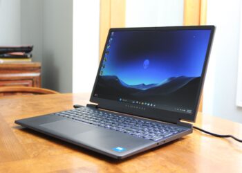 Alienware 15 Gaming Laptop Review: Hedging Its Bets