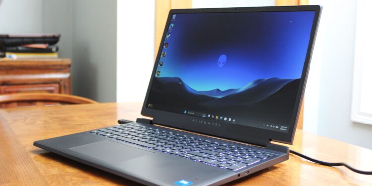 Alienware 15 Gaming Laptop Review: Hedging Its Bets