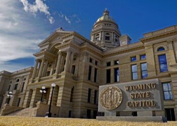 LINK Pops 3% to $9.70 as Wyoming Shifts Stablecoin to CCIP