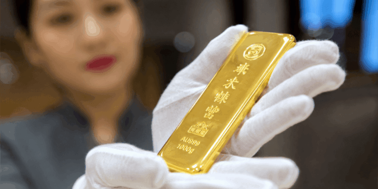 Gold Hits 2-Month High Above $4,400 as China Keeps Hoarding