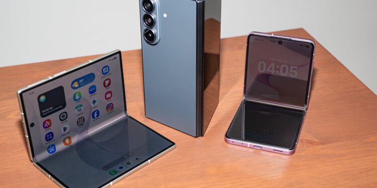 Here’s Samsung’s Advice for Apple and Its Upcoming Folding iPhone