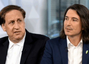 AMC CEO Demands Robinhood Halt Token Trading as Feud Erupts
