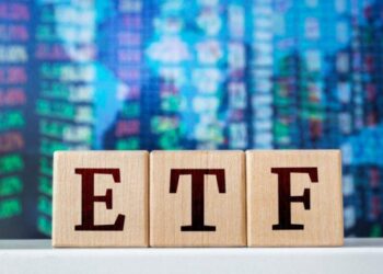 Bitcoin Price Holds $82K as Blackrock Leads ETF Rebound