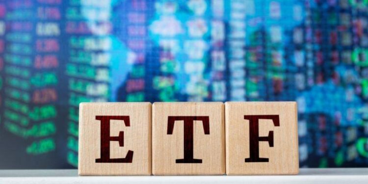 Bitcoin Price Holds $82K as Blackrock Leads ETF Rebound